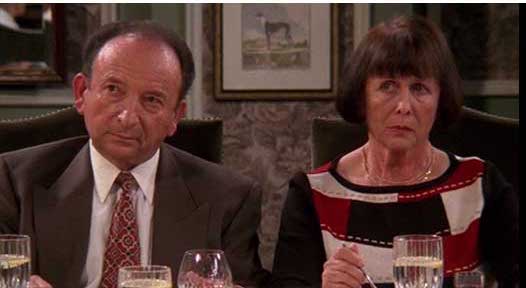 Tom y Sue juzgan a Phoebe mientras ella explica "Smelly Cat".