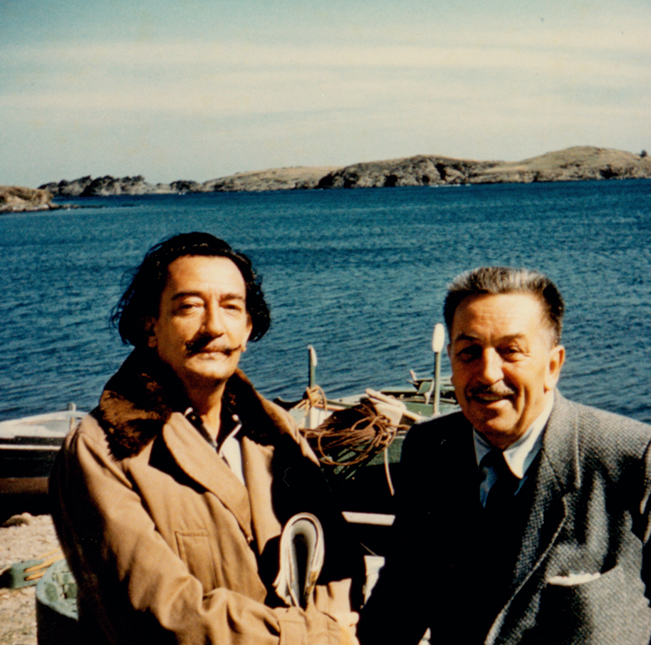 Salvador Dalí y Walt Disney en una playa en España en 1957.
