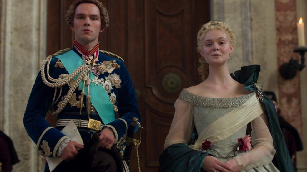 Elle Fanning y Nicholas Hoult hacen un excelente papel en The Great