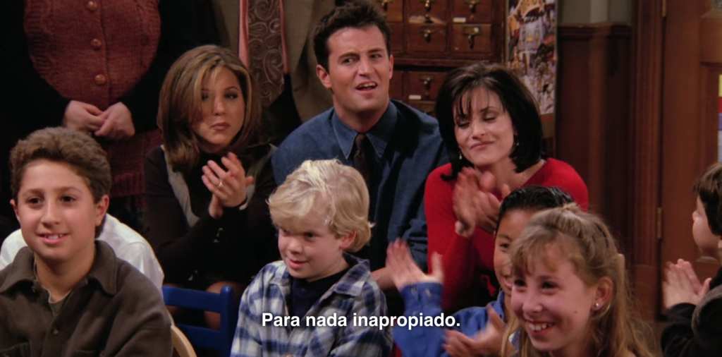 Lisa Kudrow, Matthew Perry, Jennifer Aniston y Courtney Cox en esta escena de Friends en la que Phoebe canta canciones educativas.