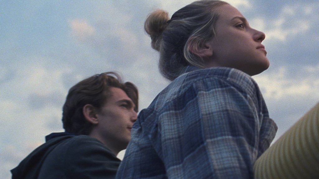 En esta reseña de Chemical Hearts abordamos las complejidades del amor adolescente