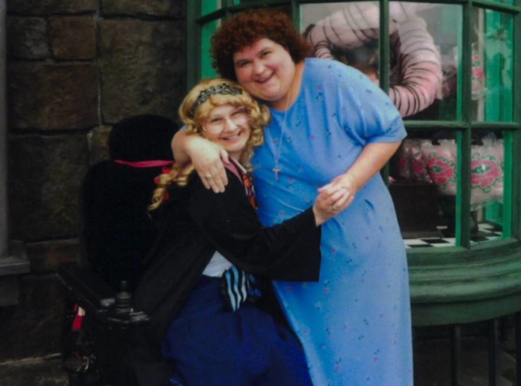 Dee Dee y Gypsy Blanchard paseando juntas en Universal Studios. Un viaje realizado gracias a la caridad de asociaciones sin fines de lucro.