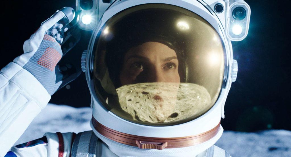 En esta reseña de Lejos, te contamos que Hilary Swank protagoniza esta serie de Netflix