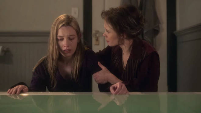 Jamie apoya a Dani en La maldición de Bly Manor