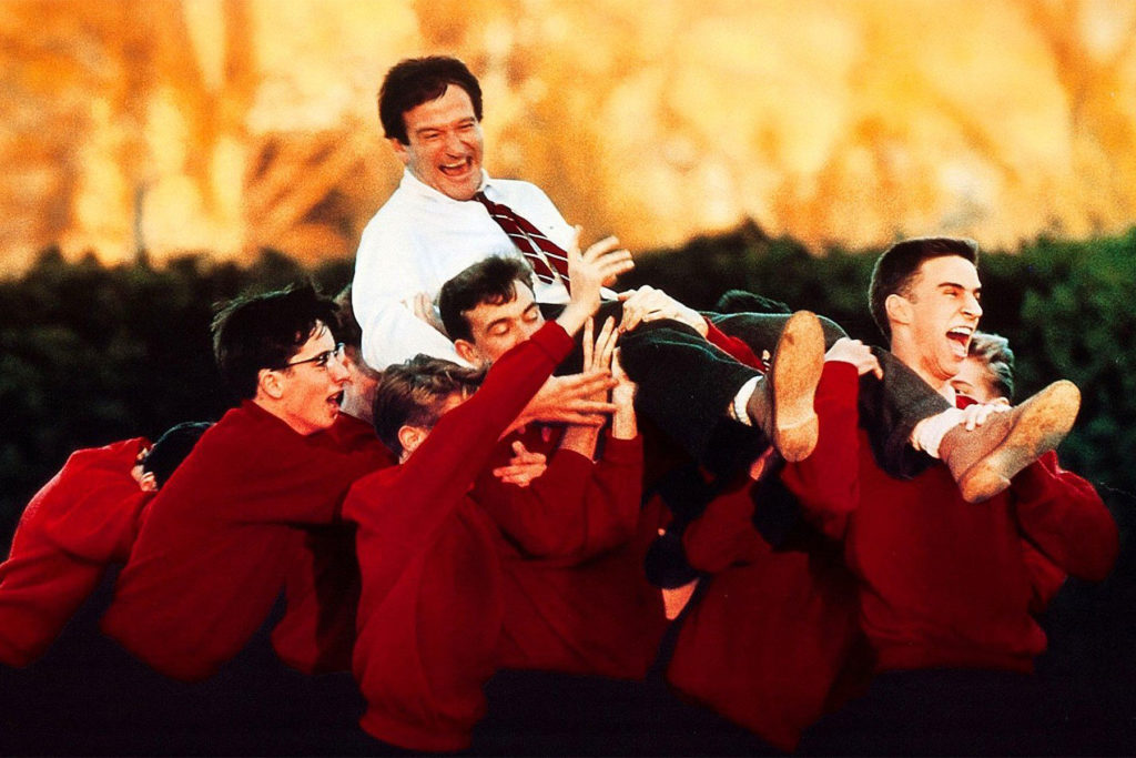 Robin Williams protagoniza a John Keating en La sociedad de los poetas muertos.