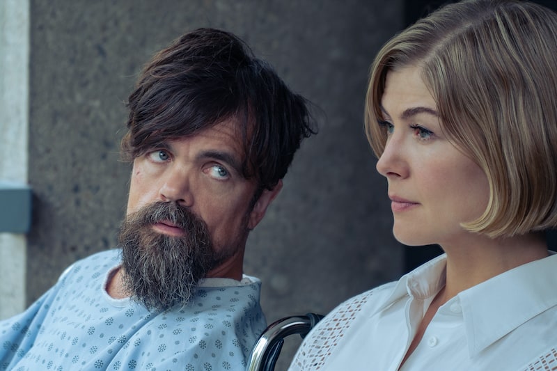 En esta reseña de I Care a Lot (Descuida, yo te cuido) te decimos por qué debes verla