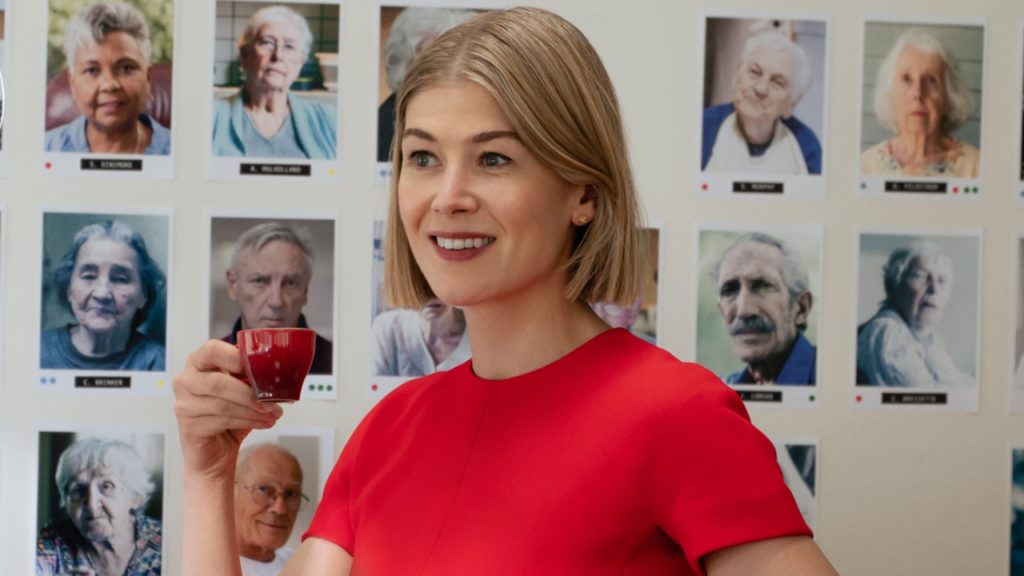 Checa nuestra reseña de I Care a Lot de Netflix