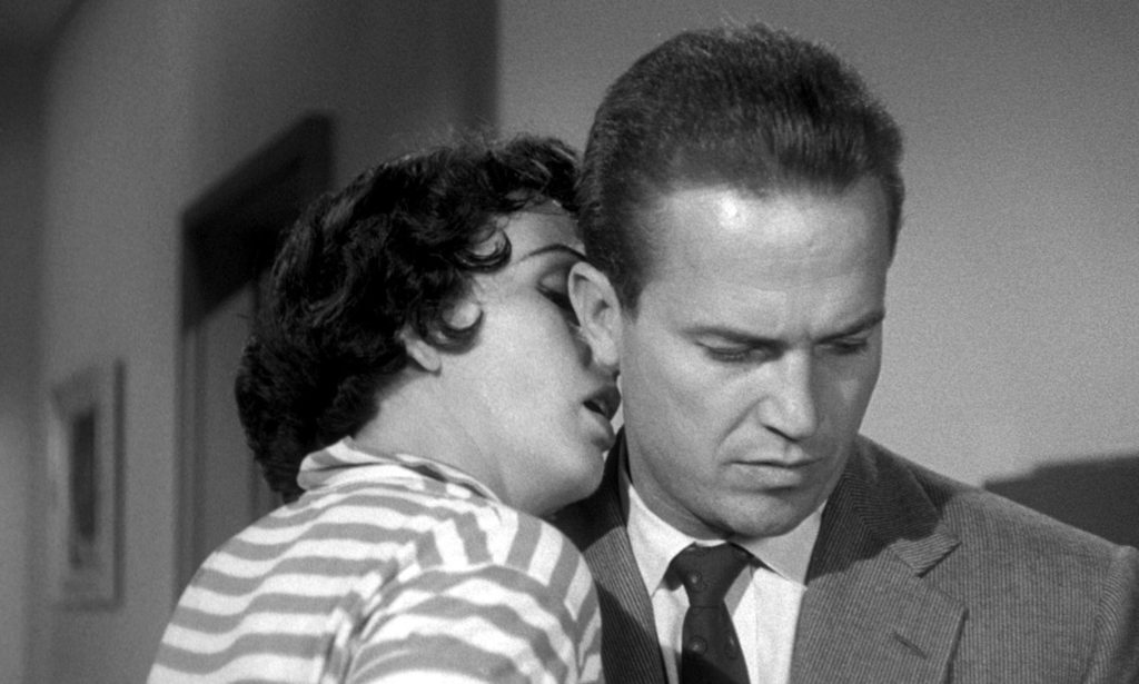 Te contamos qué hay en la caja de Kiss Me Deadly y su relación con Pulp Fiction