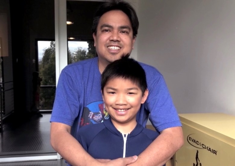 El director del cortometraje Flota, Bobby Alcid Rubio y su hijo Alex.