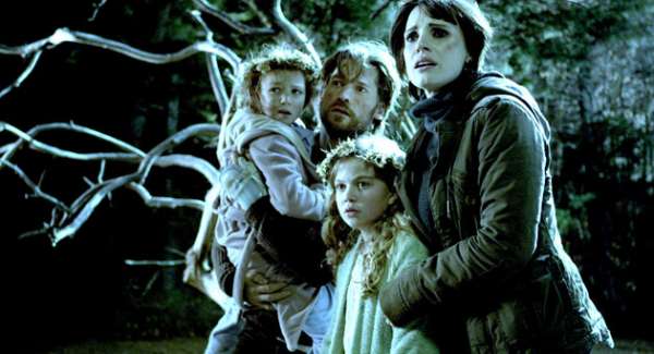 Mama esta película de terror fue producida por Guillermo del Toro