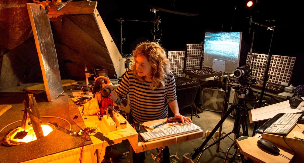 Rachelle Lambden trabaja en el video del Día de las Madres de LAIKA
