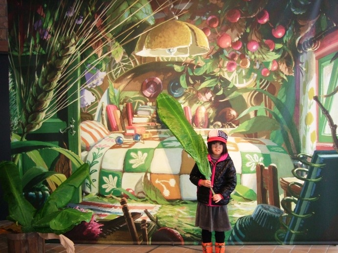 Modelo a escala de la sala de los diminutos, en El mundo secreto de Arrietty.