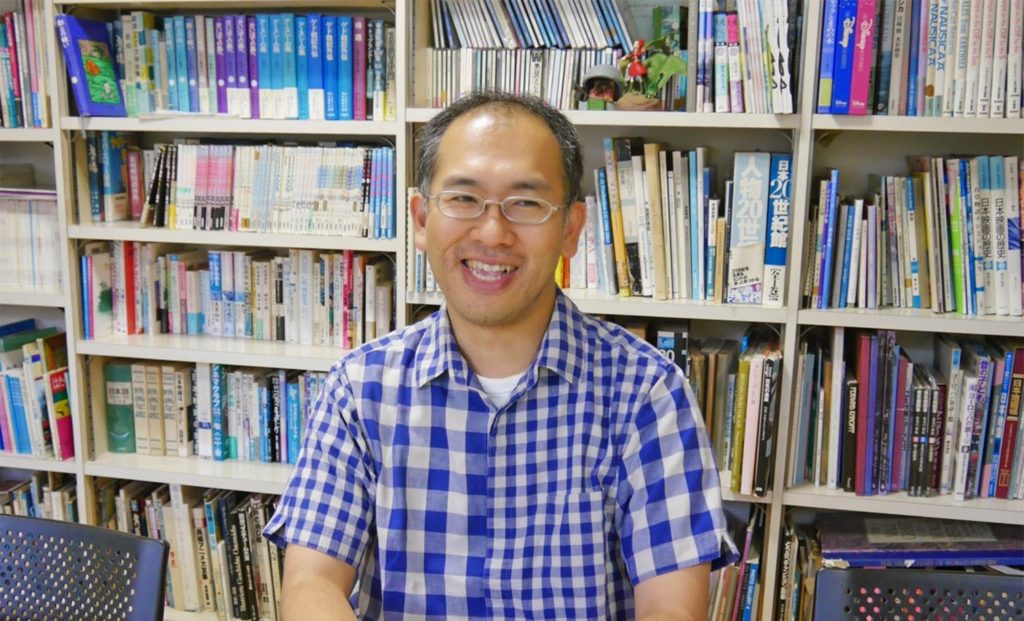 El director de El mundo secreto de Arrietty es Hiromasa Yonebayashi