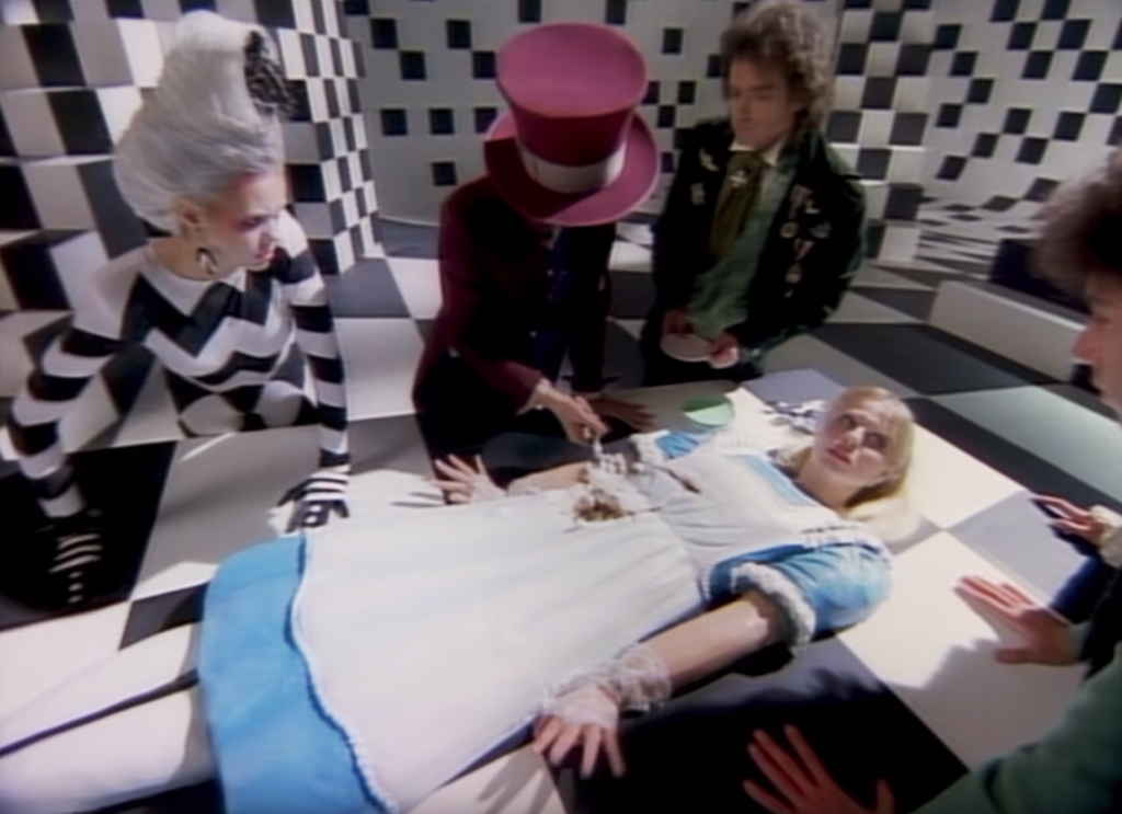 El video de Tom Petty al estilo Alicia en el país de las maravillas causó sensación y estupor en los 80´s.