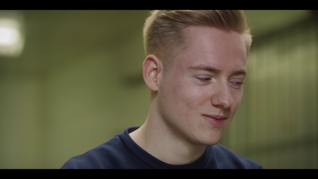Max Schmidt parece un chico común corriente y es sorprendente lo que hizo a sus 17 años.
