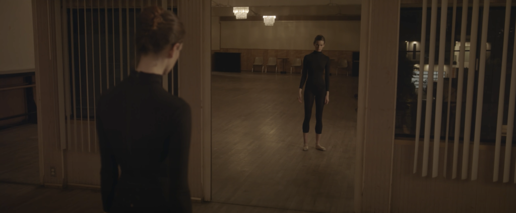 El cotrometraje La Bailarina revive nuestro temor a los espejos