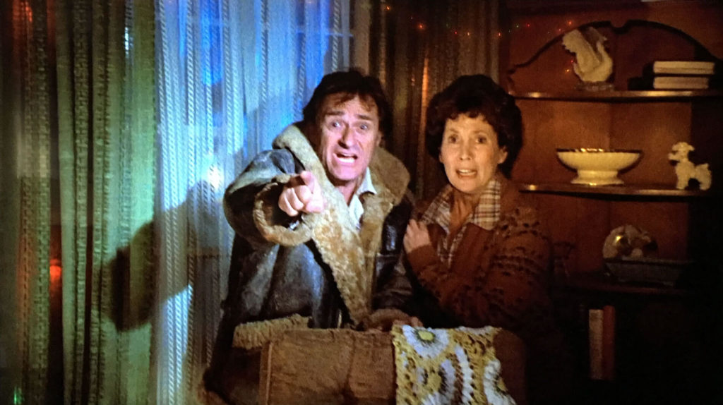 Murray Futterman interpreta a un hombre que odia a los extranjeros en Gremlins