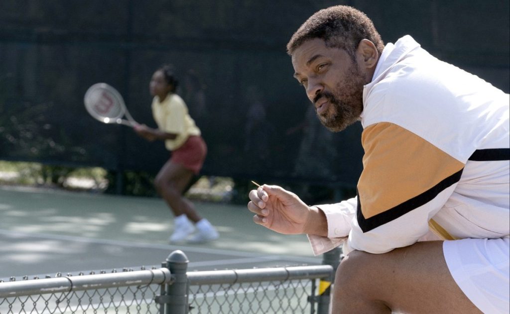 Will Smith hace un excelente trabajo interpretando a Richard Williams, el padre de las superestrellas Venus y Serena. Vía: Warner Bros