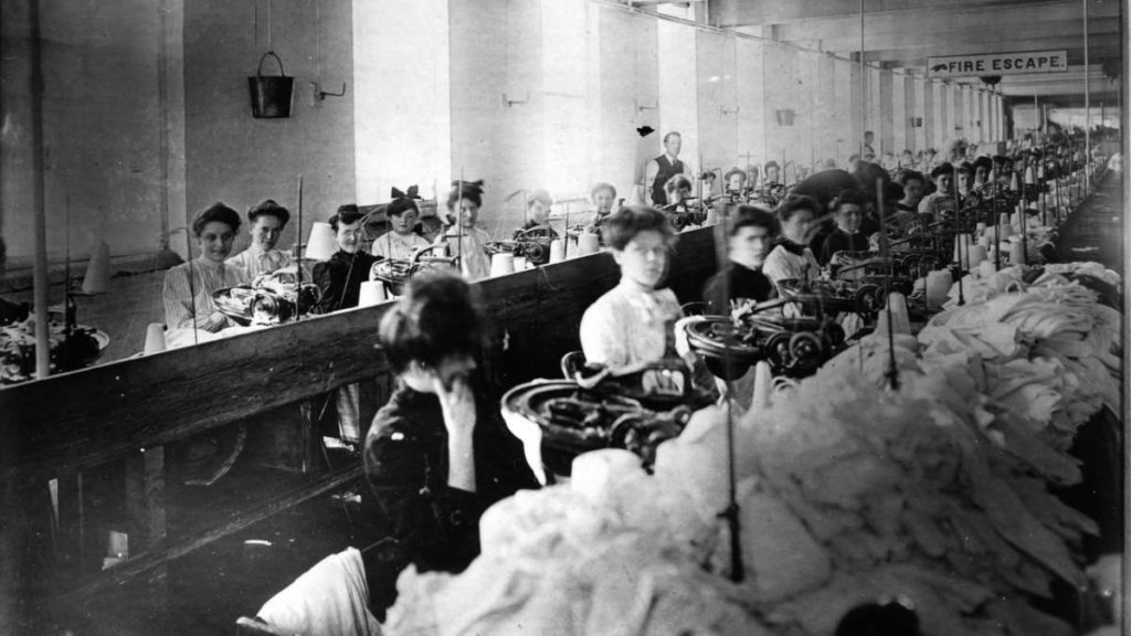 La mayoría de las personas que trabajaban en la fábrica textil eran mujeres inmigrantes.