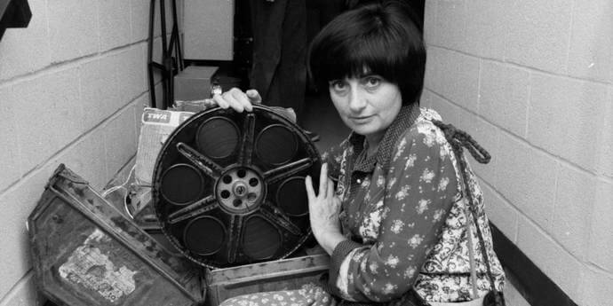 una de las primeras cineastas mujeres, aquí una guía de las mejores películas de agnès varda