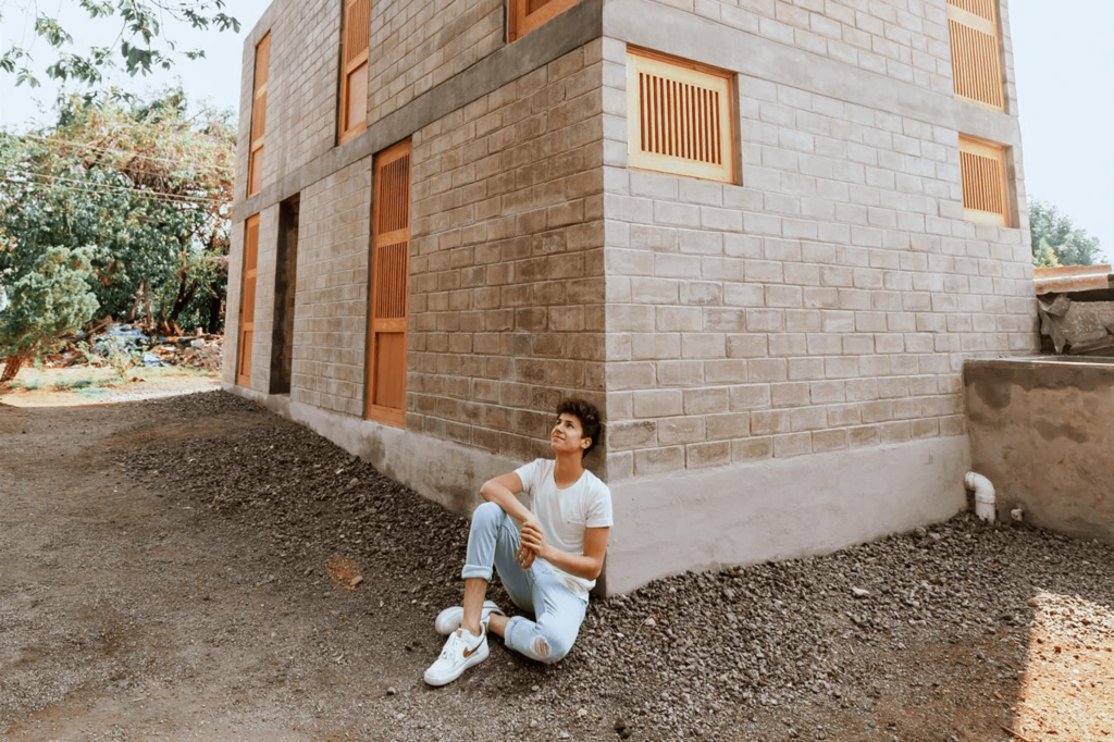 juanpa zurita en su documental 13 14 el reto de ayudar