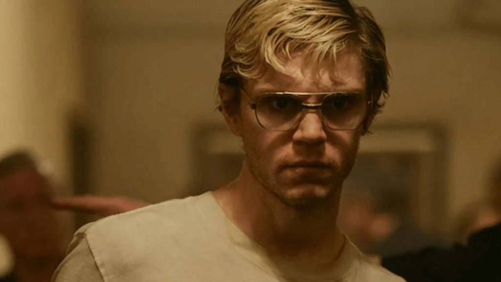 Evan Peters hace un gran trabajo interpretrando a Dahmer