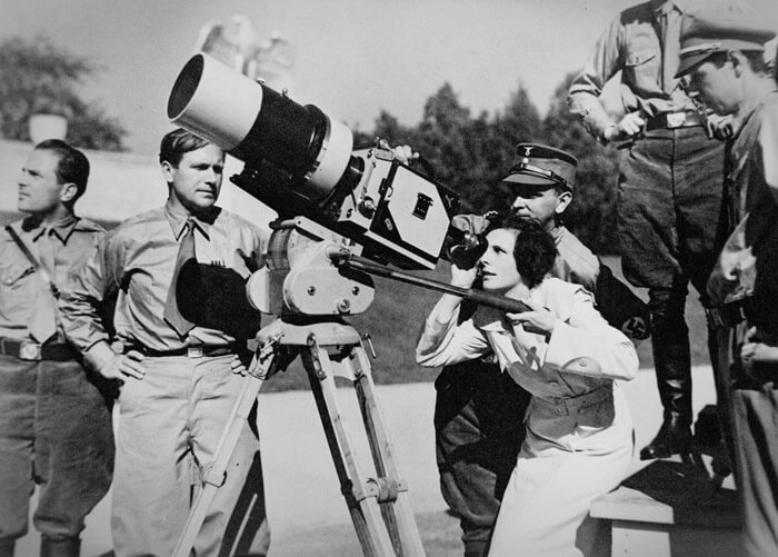leni riefenstahl durante la filmacion del triunfo de la voluntad