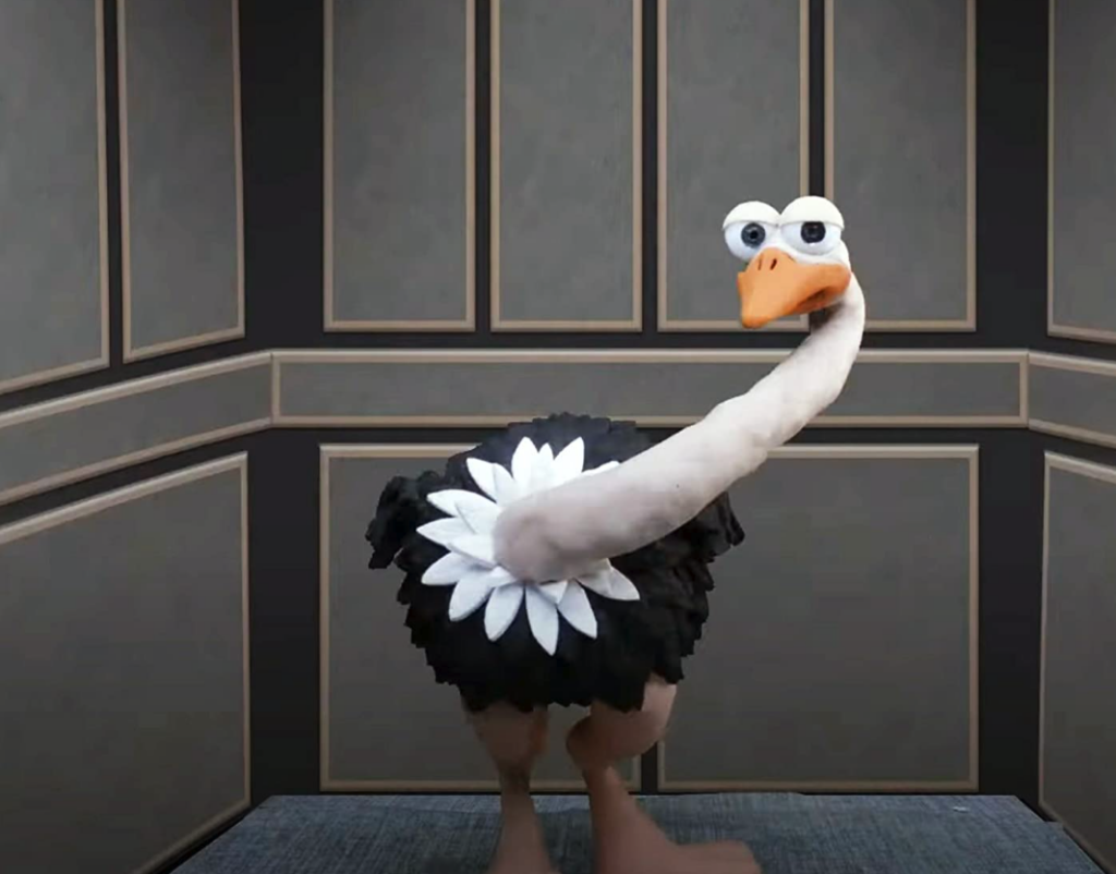 La avestruz en el cortometraje An Ostrich Told Me the World is Fake and I Think I Believe it
