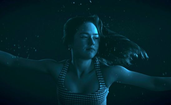 Una de las protagonistas de la película sumergida en la piscina.