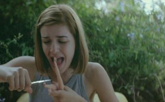 Una de las protagonistas jugando con una muñeca.