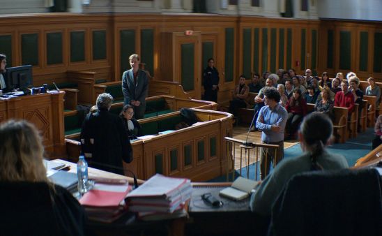 La protagonista en medio del juicio