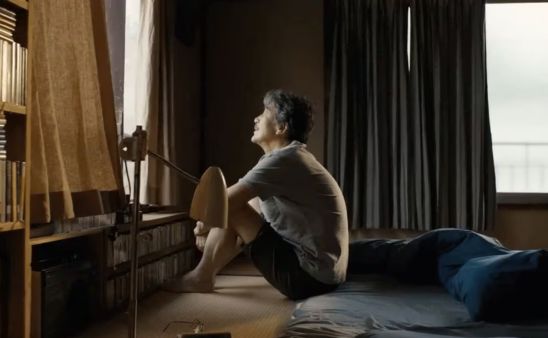 El protagonista mirando por la ventana