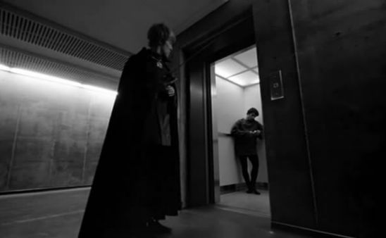 dos de los protagonistas encontrándose en algún punto del edificio de investigación