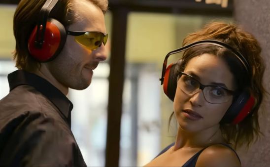 Glen Powell con su interés romántica, Adria Arjona. Via: Netflix