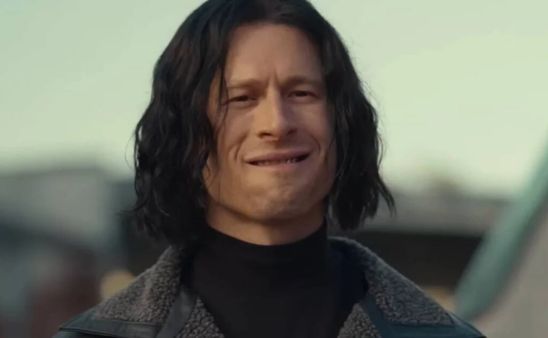 Glen Powell como uno de sus alter egos en la película. Via: Netflix
